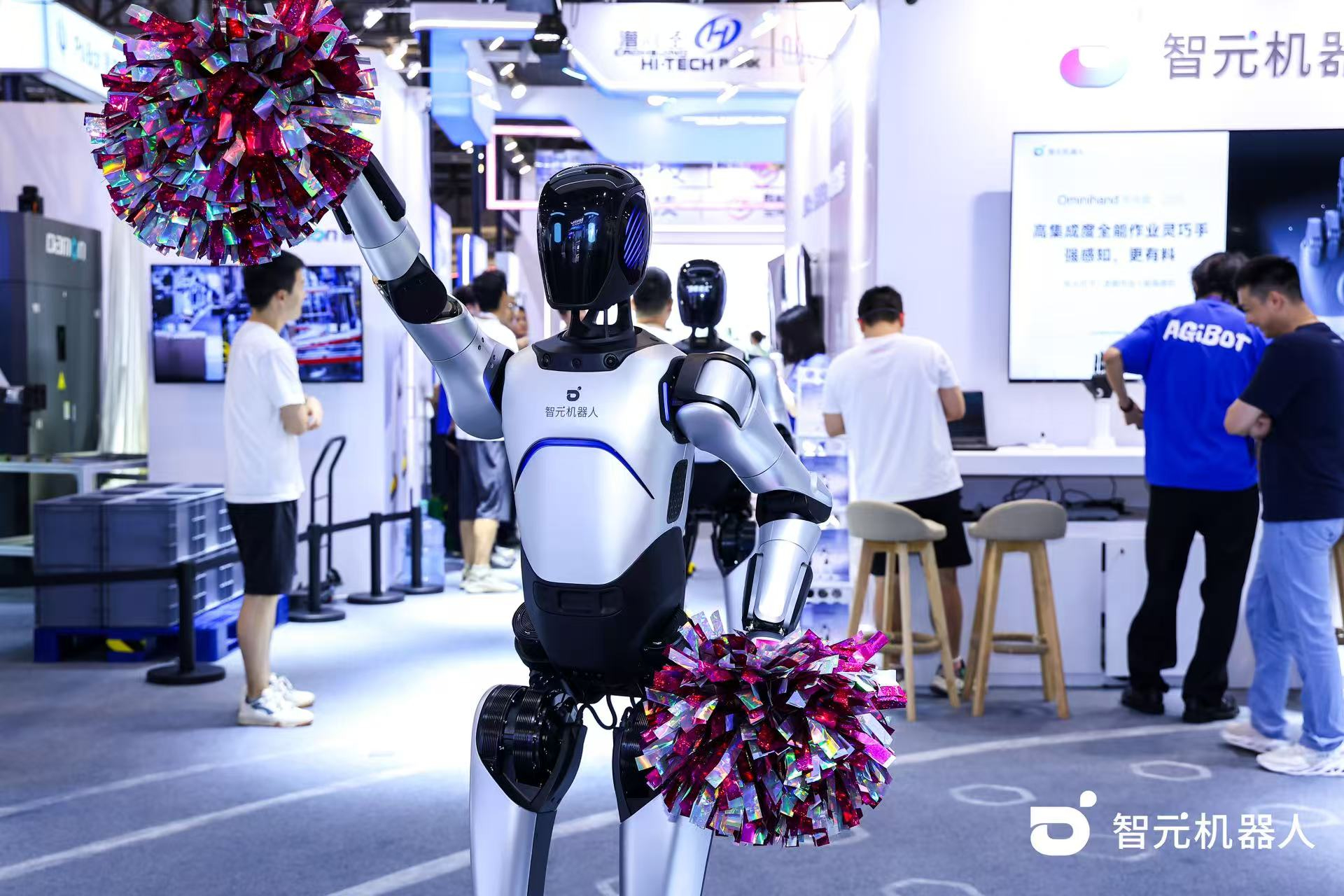 永乐高机器人 WAIC 首日展台火爆，机器人家族集体打工忙不停